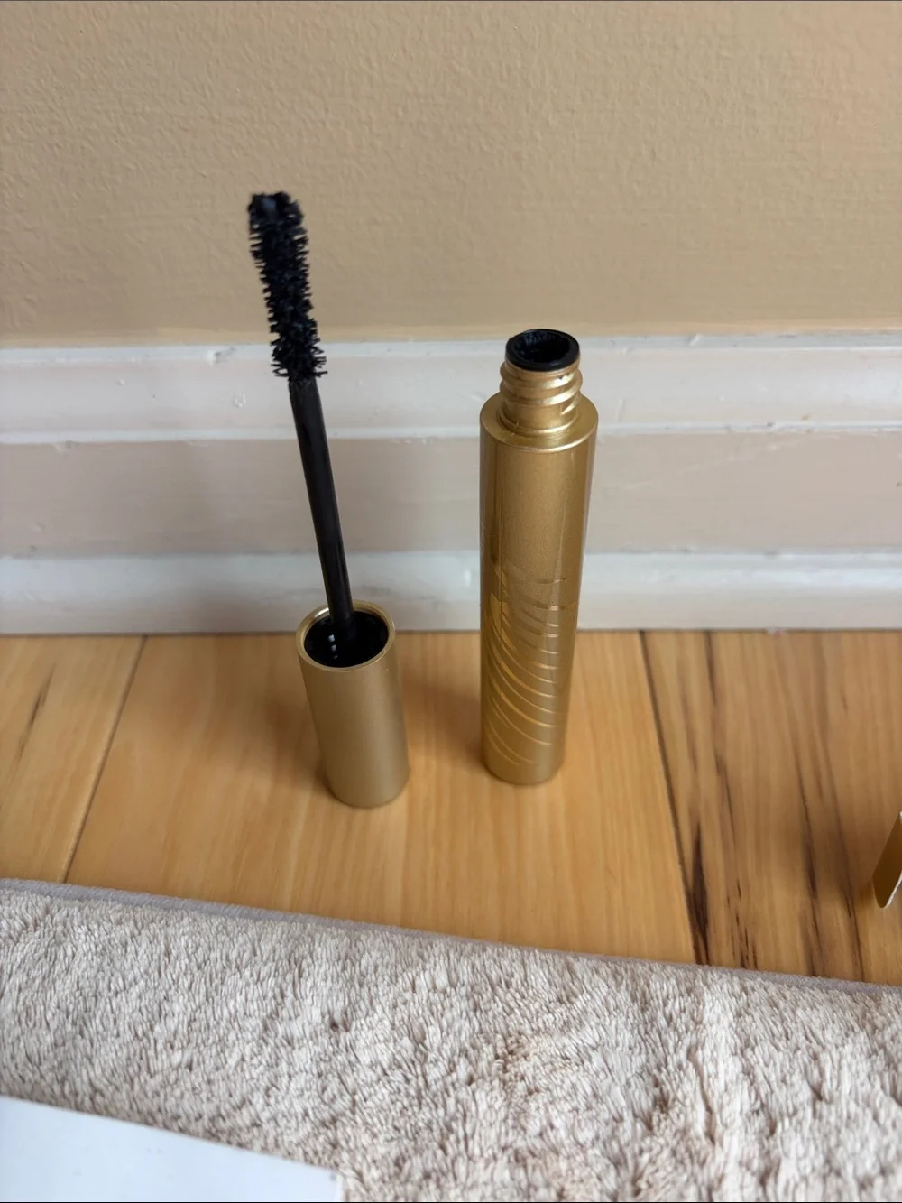 Stila HUGE™ Extreme Lash Mascara in gold packaging